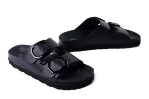 DR. BRINKMANN 700695-01 schwarz, klapki damskie. Czarne klapki Dr. Brinkmann, bez wzorów, ze skóry, bez obcasa. Za 263,42 zł.