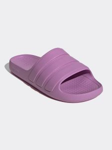 Adidas Klapki w kolorze fioletowym rozmiar: 37. Różowe klapki ADIDAS, bez wzorów, z otwartym noskiem, bez obcasa. Za 100,99 zł.