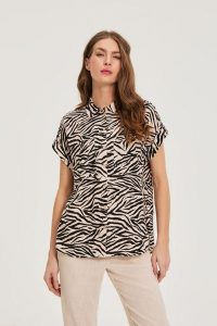 Koszula w zwierzęcy wzór beżowa. Brązowe koszule MOODO, bez wzorów, z wiskozy, bez kołnierzyka, bez ramiączek. Za 89,99 zł.