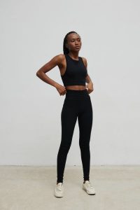 Legginsy z cienkiej prążkowanej dzianiny w kolorze TOTALLY BLACK - HIPS LIGHT-XS. Czarne legginsy Marsala, bez wzorów, z bawełny. Za 199,90 zł.