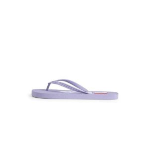 Klapki damskie Fila Troy. Fioletowe klapki Fila, z aplikacjami, z gumy, bez obcasa. Za 40,99 zł.