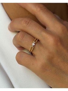 Les Petites Précieuses Pozłacany pierścionek z cyrkoniami rozmiar: 54. Żółte pierścionki Les Petites Précieuses, z cyrkonią, pozłacane. Za 100,99 zł.