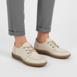 Półbuty damskie Rieker, cholewka ze skóry naturalnej gładka forma klasyczne sznurowanie miękka elastyczna podeszwa zapewniająca wygodę na co dzień, b. Brązowe półbuty Rieker, bez wzorów, z materiału, bez obcasa, na płaskiej podeszwie, bez zapięcia. Za 349,00 zł.