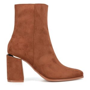 Botki Nine West. Brązowe botki Nine West, bez wzorów, bez obcasa, na słupku, bez zapięcia. Za 279,99 zł.