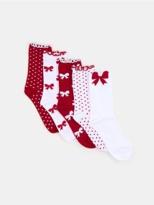 Skarpetki z motywem świątecznym 4 pack - czerwony. Czerwone skarpetki Sinsay, bez wzorów. Za 19,99 zł.