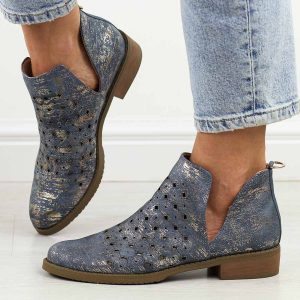 Niebieskie jeans wiosenne ażurowe botki damskie M.Daszyński Sa62-102. Niebieskie botki M.Daszyński, na jesień, z aplikacjami, z jeansu, z okrągłym noskiem, bez obcasa, na obcasie, bez zapięcia. Za 199,00 zł.