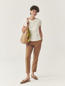 TATUUM Koszulka w kolorze kremowym rozmiar: XL. Brązowe bluzki Tatuum, xl, bez wzorów, z bawełny, bez kołnierzyka, bez ramiączek. Za 147,91 zł.