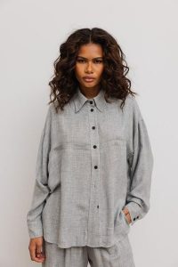 Luźna koszula z kieszeniami w kolorze LIGHT GREY- BERYL-S/M. Szare koszule Marsala, m, bez wzorów, z jeansu, bez kołnierzyka, bez ramiączek. W wyprzedaży za 179,95 zł.