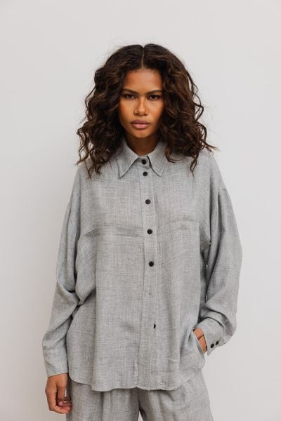 Luźna koszula z kieszeniami w kolorze LIGHT GREY- BERYL-S/M. Szare koszule Marsala, m, bez wzorów, z jeansu, bez kołnierzyka, bez ramiączek. W wyprzedaży za 179,95 zł.