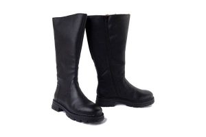 RIEKER Z9856-00 black, kozaki damskie. Czarne kozaki Rieker, na zimę, bez wzorów, bez obcasa, na obcasie, bez zapięcia. Za 459,90 zł.