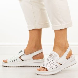 Białe skórzane sandały damskie Cambell 40329. Białe sandały Cambell, z aplikacjami, z jeansu, bez obcasa, na platformie, bez zapięcia. Za 229,00 zł.