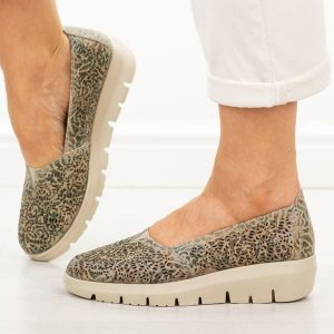 Beżowe multi ażurowe skórzane półbuty damskie Filippo Dp7694/26. Brązowe półbuty Filippo, na lato, w ażurowe wzory, z jeansu, bez obcasa, bez zapięcia. Za 219,00 zł.