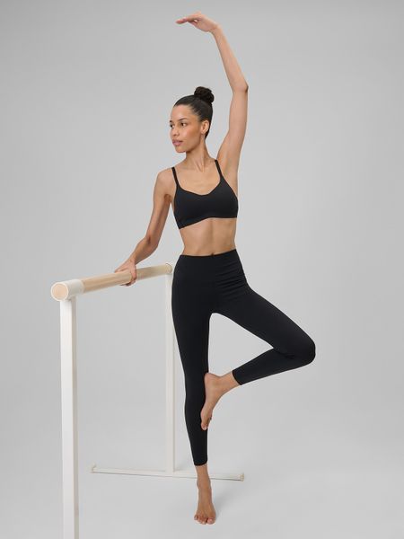 4F Legginsy do jogi szybkoschnące damskie - czarne M. Czarne legginsy 4f, bez wzorów, ze skóry, z podwyższonym stanem, długie. Za 119,99 zł.