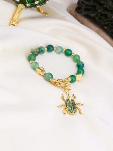 L'Atelier de Gaia Pozłacana bransoletka z agatami i zawieszką rozmiar: onesize. Zielone bransoletki L'Atelier de Gaia, z agatem, pozłacane. Za 69,99 zł.