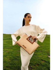 Maison héritage PARIS Skórzana torebka "Jane Paille" w kolorze beżowym - 35 x 25 x 15 cm rozmiar: onesize. Brązowe torebki klasyczne Maison héritage PARIS, bez wzorów, z materiału, przez ramię, bez dodatków. Za 434,99 zł.