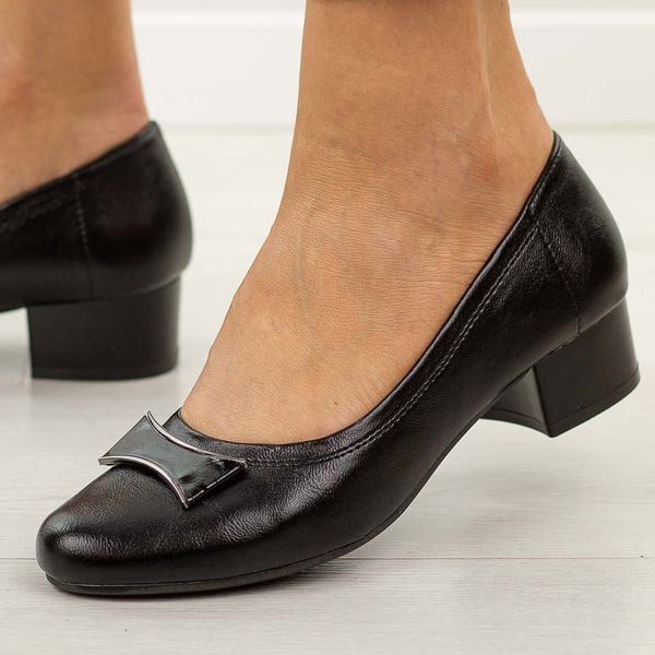 Czarne czółenka damskie na obcasie Jezzi asa200-15. Czarne czółenka Jezzi, z aplikacjami, z materiału, bez obcasa, na obcasie, bez zapięcia. Za 189,00 zł.