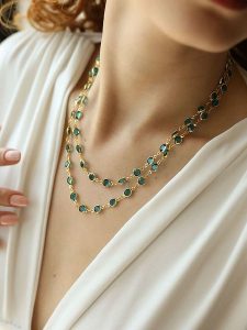 L'Atelier de Gaia Pozłacany naszyjnik z kryształami - dł. 45 cm rozmiar: onesize. Niebieskie naszyjniki L'Atelier de Gaia, z kryształem, pozłacane. Za 43,99 zł.