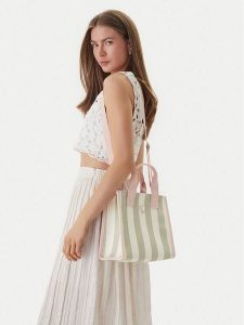 Guess Torebka J6GZ23 WO760 Zielony. Zielone torebki klasyczne Guess, z aplikacjami, z materiału, bez dodatków. Za 242,99 zł.