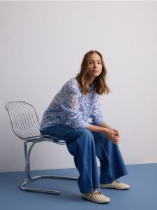 Wzorzysta koszula z wiskozy - jasnoniebieski. Niebieskie koszule Reserved, l, bez wzorów, z wiskozy, bez kołnierzyka, bez ramiączek. W wyprzedaży za 89,99 zł.