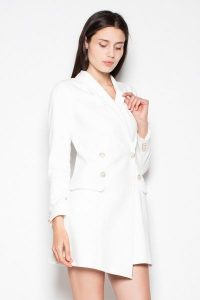 Żakietowa sukienka zapinana na ozdobne guziki ecru. Sukienki Sukienki.shop, do pracy, s, bez wzorów, z materiału, biznesowe, bez kołnierzyka, bez ramiączek. W wyprzedaży za 223,00 zł.