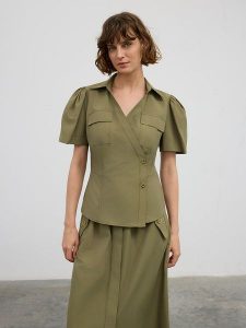 BGN Koszulka w kolorze khaki rozmiar: 36. Brązowe bluzki BGN, bez wzorów, bez kołnierzyka, bez ramiączek. Za 65,99 zł.