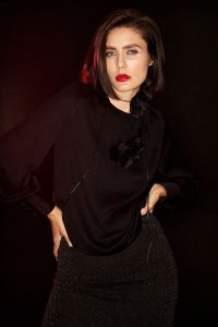 Elegancka koszula z bufiastymi rękawami czarna. Czarne koszule MOODO, l, bez wzorów, z poliesteru, bez kołnierzyka, bez ramiączek. W wyprzedaży za 59,99 zł.