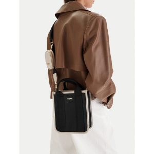 Torebka MEXX. Czarne torebki klasyczne Mexx, bez wzorów, bez dodatków. Za 249,99 zł.