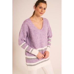 Sweter w kolorze liliowym ze wzorem. Swetry oversize marki Lafaba. W wyprzedaży za 129,95 zł.