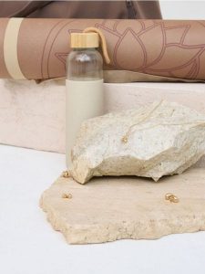 Naszyjnik z zawieszką w kształcie wiśni - złoty. Żółte naszyjniki Sinsay, złote. Za 7,99 zł.