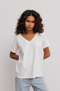 T shirt z dekoltem w kształcie V w kolorze ECRU- V NECK-S. Białe t-shirty Marsala, s, bez wzorów, z bawełny, bez kołnierzyka, bez ramiączek. Za 69,90 zł.