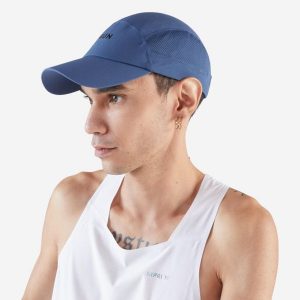 Czapka z daszkiem do biegania Kiprun V2. Czarne czapki KIPRUN, bez wzorów, z elastanu, sportowe. Za 39,99 zł.