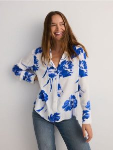 Wzorzysta koszula - wielobarwny. Koszule Reserved, l, bez wzorów, z tkaniny, bez kołnierzyka, bez ramiączek. W wyprzedaży za 39,99 zł.