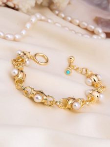 L'Atelier de Gaia Pozłacana bransoletka z perłami rozmiar: onesize. Żółte bransoletki L'Atelier de Gaia, z perłą, pozłacane. Za 86,99 zł.