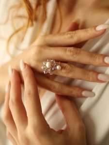 Pierres delicates Pozłacany pierścionek z perłą i kamieniami szlachetnymi rozmiar: onesize. Różowe pierścionki Pierres delicates, z cyrkonią, pozłacane. Za 30,99 zł.