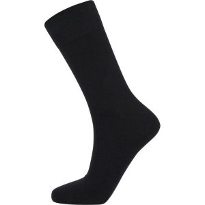 Skarpetki Endurance Capri (x3). Czarne skarpetki ENDURANCE, bez wzorów, z bawełny. Za 84,50 zł.