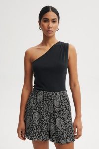 SPODENKI HELENA CZARNO-BIAŁE One size - Flawless. Czarne szorty Flawless, bez wzorów, z wiskozy, eleganckie. Za 219,00 zł.