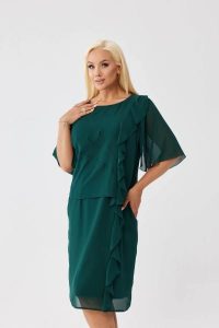 Sukienka Estelle w kolorze butelkowej zieleni - zwiewna szyfonowa kreacja PLUS SIZE XXL OVERSIZE JESIEŃ. Zielone sukienki Moda Size Plus Iwanek, na imprezę, na jesień, l, bez wzorów, z elastanu, eleganckie, z asymetrycznym kołnierzem, plus size, bez ramiączek, midi, asymetryczne. Za 379,90 zł.