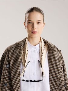 Wzorzysta apaszka - kremowy. Białe apaszki i chusty Reserved, bez wzorów. Za 49,99 zł.