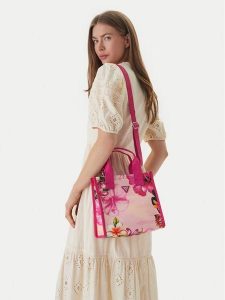 Guess Torebka J6GZ23 WO760 Różowy. Czerwone torebki klasyczne Guess, z aplikacjami, z materiału, bez dodatków. Za 242,99 zł.