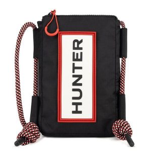 Torebka Hunter. Czarne listonoszki Hunter, bez wzorów, bez dodatków. Za 83,99 zł.