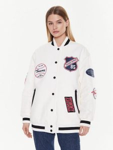 Tommy Jeans Kurtka bomber Letterman DW0DW14940 Biały Oversize. Białe kurtki Tommy Jeans, s, bez wzorów, z jeansu, bez kaptura. Za 599,99 zł.