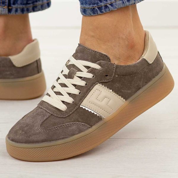 D. Brązowe skórzane półbuty damskie Filippo Dp7543/26. Brązowe półbuty Filippo, na jesień, bez wzorów, z jeansu, z okrągłym noskiem, bez obcasa, na płaskiej podeszwie, bez zapięcia. Za 239,00 zł.