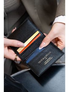 Victor & Hugo Paris Skórzany portfel "Salma" w kolorze czarnym - 15 x 10 x 3 cm rozmiar: onesize. Czarne portfele Victor & Hugo Paris, bez wzorów, z materiału. Za 113,99 zł.