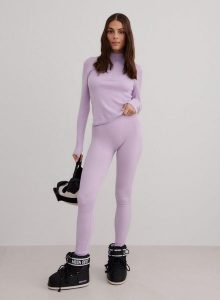 Damskie legginsy prążkowane, wełniane, z wysokim stanem fioletowe. Czerwone legginsy AIM'N, bez wzorów, z dzianiny, z podwyższonym stanem. Za 339,00 zł.
