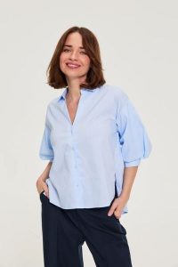 Koszula w paski z bufiastymi rękawami błękitna. Niebieskie koszule MOODO, l, bez wzorów, z bawełny, bez kołnierzyka, bez ramiączek. Za 119,99 zł.