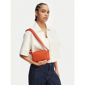 Torebka Tommy Hilfiger. Brązowe listonoszki TOMMY HILFIGER, bez wzorów, bez dodatków. Za 409,99 zł.