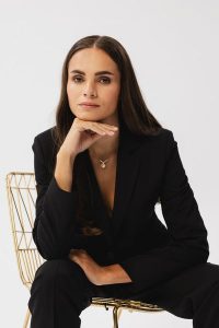 Czarna Elegancka Krótka Marynarka. Czarne marynarki i żakiety MOE, l, bez wzorów, z elastanu, eleganckie. Za 369,90 zł.