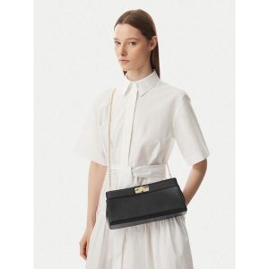Torebka Tommy Hilfiger. Czarne torebki wieczorowe TOMMY HILFIGER, bez wzorów, bez dodatków. Za 529,99 zł.