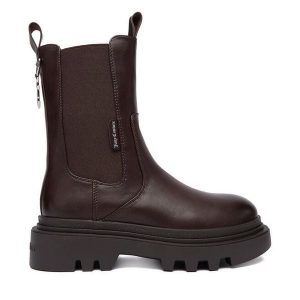 Sztyblety Juicy Couture. Brązowe botki Juicy Couture, bez wzorów, bez obcasa, na płaskiej podeszwie, bez zapięcia. Za 329,99 zł.