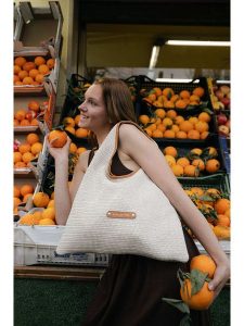 Maison héritage PARIS Shopper bag "Aya" w kolorze beżowym - 40 x 35 x 3 cm rozmiar: onesize. Brązowe shopper bag Maison héritage PARIS, bez wzorów, z materiału, na ramię, bez dodatków. Za 319,95 zł.
